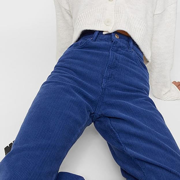 Imagen principal - 1. Pantalón de pana recto en color azulón de Stradivarius (25,99 euros). 2. Pantalón ecto en color caramelo de Stradivarius (25,99 euros). Pantalón de pana en color rosa chichle de Stradvarius (25,99 euros)