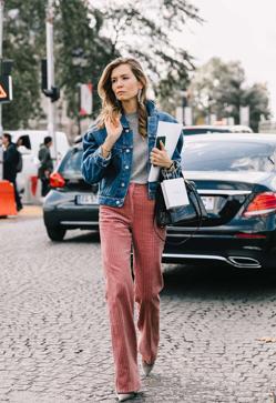 Imagen secundaria 2 - 1. Pantalones de pana wide leg en color caramelo que combina con gris plomo y negro. 2. Un traje de pana es una buen alternativa para un look de oficina de otoño. 3. El rosa es el rey indiscutible en este tipo de pantalones.. 