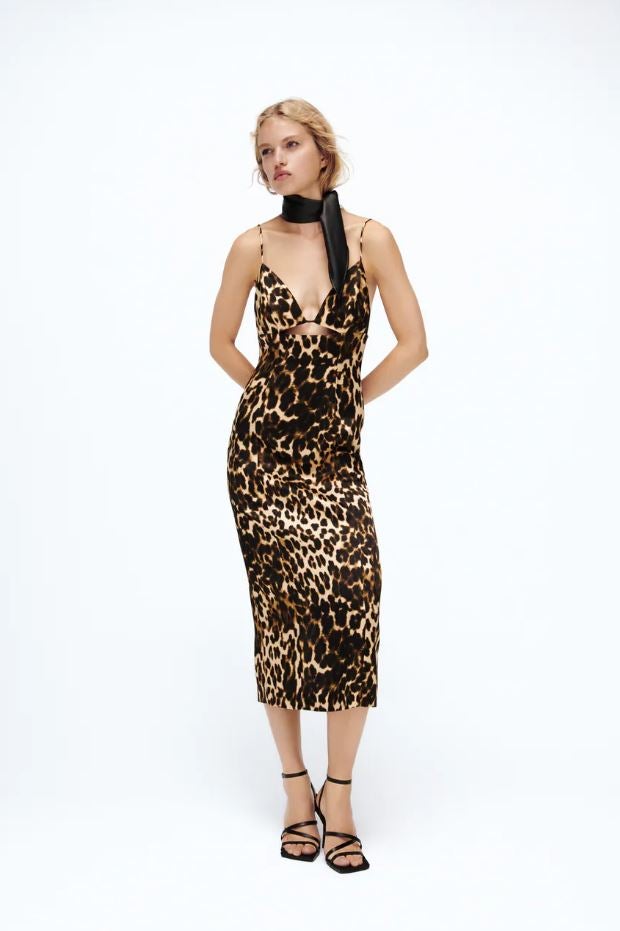 Rompedor y muy sexy, este slip dress con detalle cut out y estampado de leopardo está pensado para tus looks de noche más salvajes. Está rebajado a 15.99 euros en los Special Price de Zara.