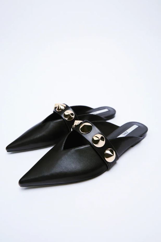 Estos mules destalonados con detalle de tachuelas elevarán tus looks más cómodos y sofisticados. Están rbajados a 19.99 euros en los Special Prices de Zara.