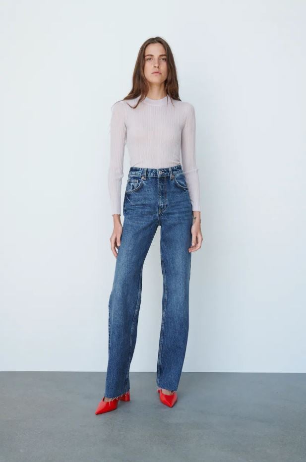 Perfectos para poner un toque de color a nuestros looks de otoño-invierno, estos zapatos destalonados de tacón cómodo, disponibles en rojo y en verde, cuestan 15.99 euros en los Special Prices de Zara.