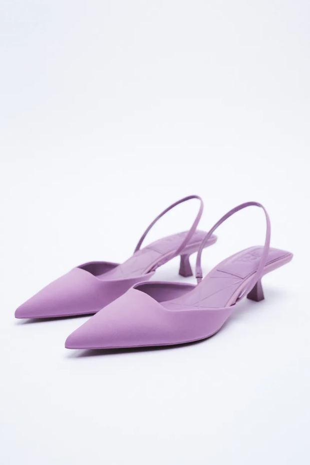 El malva es uno de los colores de la temporada, y podrás incluirlo en tus looks a través de detalles como estos salones destalonados de tacón cómodo de los Special Prices de Zara (19.99 euros).