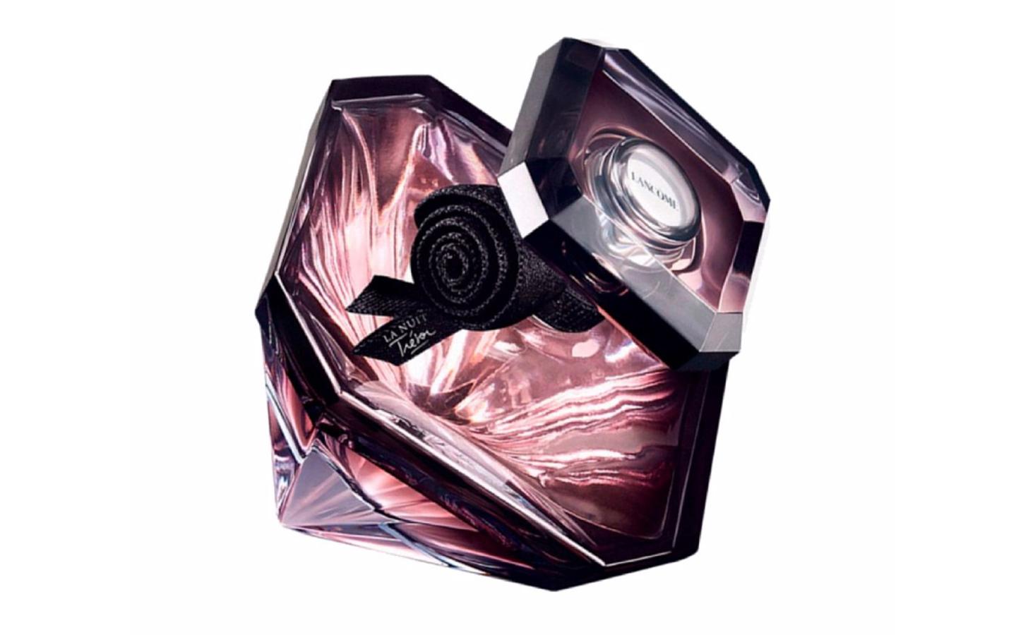 Una fragancia delicada y refinada con un toque romántico y suave. La Nuit Trésor de Lancôme, nace de la leyenda de dos estrellas que se cruzan en una noche celestial y se ven irresistiblemente atraídas entre sí. De su colisión, surge el diamante negro, que es la inspiración del diseñador para tallar el frasco. Una rosa afrodisíaca, cautivadora y apetitosa, donde la rosa negra va acompañada por la irresistible y sensual Orquídea Vainilla Tahitensis (42,99 euros en Douglas).
