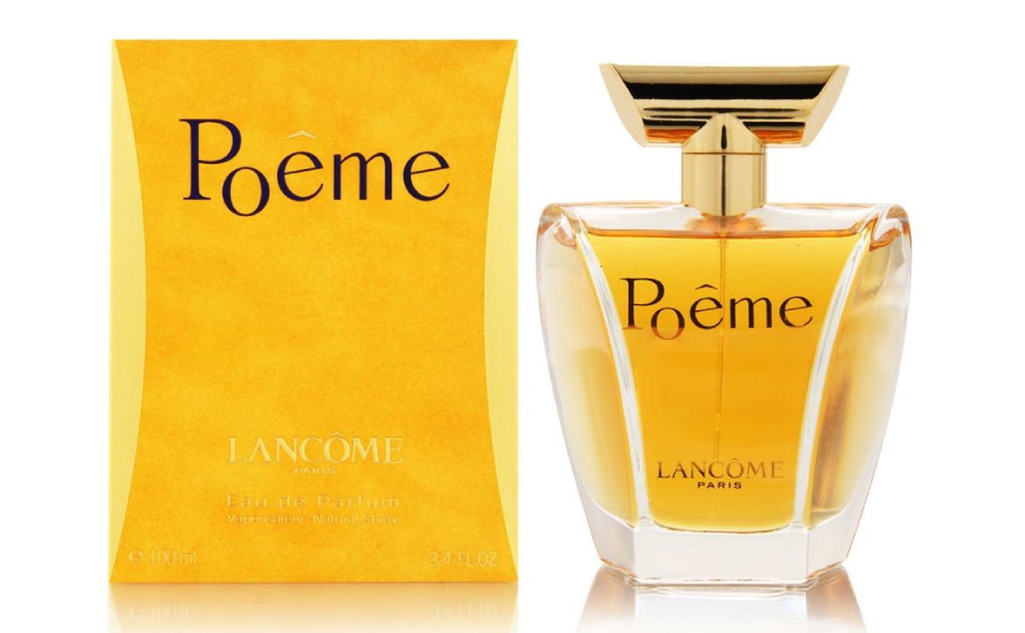 Una fragancia oriental de luces y sombras. Una composición llena de contrastes, en la que la nota efusiva de la amapola azul del Himalaya se fusiona con la fragancia cautivadora de la flor de Datura. En torno a este dúo, flores blancas se entremezclan alegremente con flores amarillas (43,99 euros en Douglas).