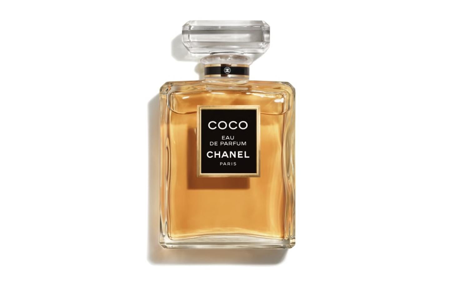 La fragancia se abre con una nota hespéride de Mandarina de Sicilia, desvelando un corazón voluptuoso de absoluto de Jazmín, exaltado con toques de Ylang-ylang de las Comores y de Azahar de Túnez. Una armonía cautivadora que deja tras ella una estela vibrante de Pachulí de Indonesia, de Nota de Tonka y de Benjuí. COCO expresa la intensidad del carácter de Gabrielle Chanel y su gusto por el Barroco. Una sinfonía oriental y exuberante que revela progresivamente sus notas contrastadas. El Eau de Parfum en vaporizador para un gesto amplio y flexible, sobre la piel o la ropa (69,99 euros en Douglas).