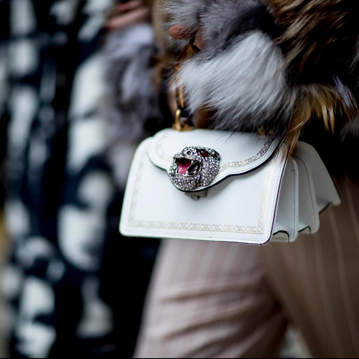 Pincha en la imagen para descubrir los bolsos acolchados de Zara y Mango que van a hacer que tus amigas quieran copirar tus looks.