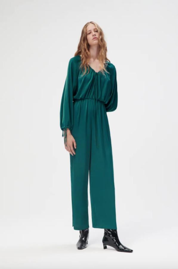 En azul pato, con escote de pico, mangas largas acabadas en lazara y perneras anchas, este mono largo de Zara con cintura elástica está disponible entre las tallas 39,95 euros entre las tallas XS y XL. 