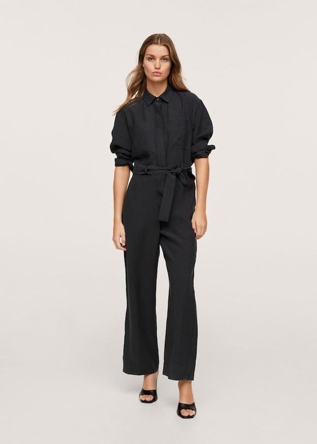 De venta exclusiva en la tienda online de Mango, este mono confeccionado en lyocell de color negro viene con cuello camisero, mangas largas y cinturón desmontable a tono. Con dos bolsillos de plastrón en la pechera y cierre de botones frontal, cuesta 49,99 euros y está disponible entre las tallas XS y L.
