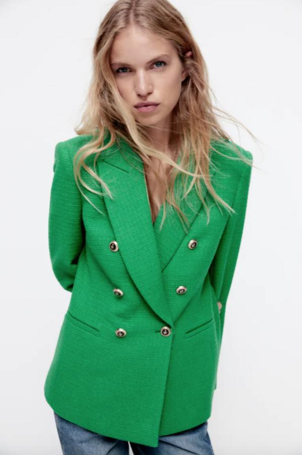 Diseño entallado para esta blazer verde de Zara con cuello solapa, mangas largas y hombros marcados. Con bolsillos delanteros de vivo y cierre frontal cruzado con botones dorados con relieve cuesta 49,95 euros y está disponible entre las tallas XS y XL. 