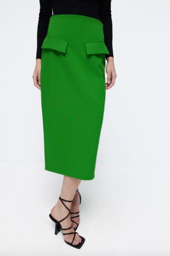 Diseño de tubo para esta falda midi de tiro alto con solapas delanteras y bajo con abertura en la espalda en color verde. Es de Zara, cuesta 29,95 euros y podemos encontrarla entre las tallas XS y XXL. 