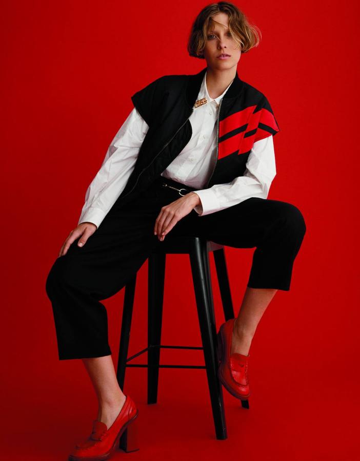 Chaquetón sin mangas y camisa, ambos de Philosophy di Lorenzo Serafini. Pantalón de Comptoir des cotonniers, cinturón de Herbert y mocasines de Tod’s.