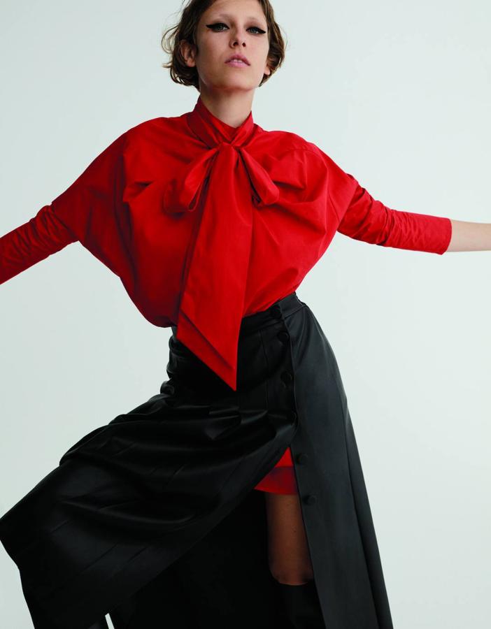 Blusa de popelín, de Tod’s; falda de cuero, de La Redoute y botas de Skorpios.