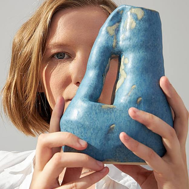 Imagen principal - La ceramista Oksana, los floristas Centà Lisbon y la ilustradora Ana Collectives son tres de los creadores seleccionados por el programa Stradivarios Meets Art para dar a conocer el trabajo de jóvenes artistas de distintas discuplinas. La iniciativa que ha puesto en marcha la marca de Inditex se une a otras ya existentes, en una tendencia creciente en el mundo de la moda, que se apoya en el arte para consolidar sus vínculos con la cultura y no solo con el consumo.