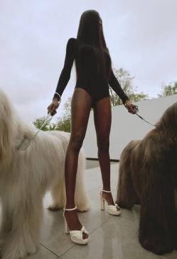 Imagen secundaria 2 - Zapatos y bolsos de la nueva colección femenina de Jimmy Choo.