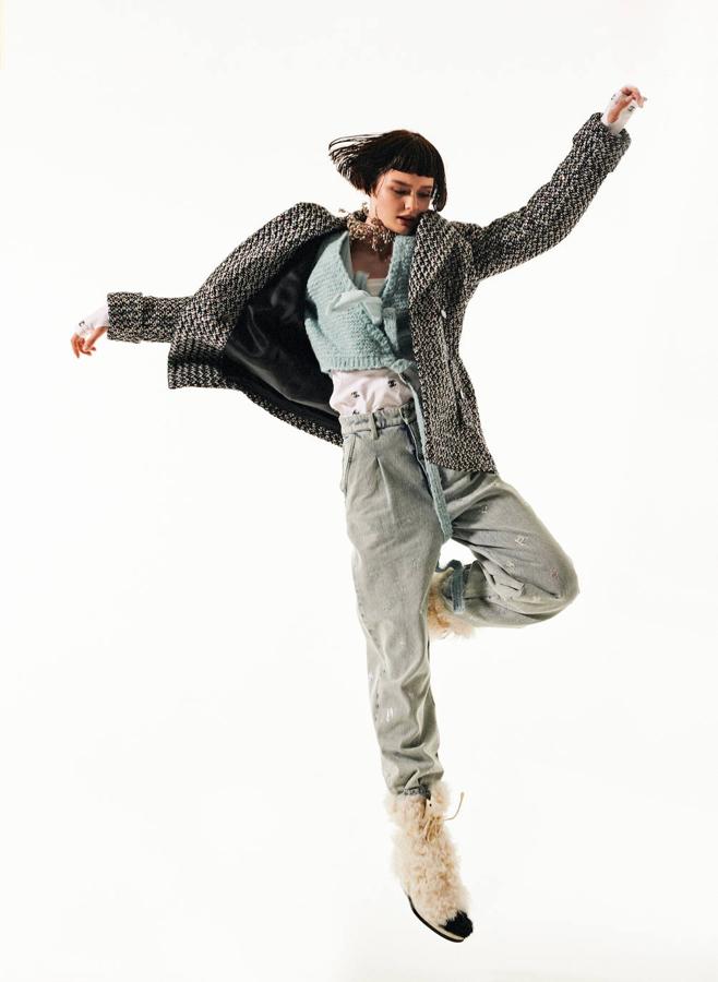 Chaqueta de tweed con lentejuelas, cárdigan de alpaca, top de cachemir, pantalones vaqueros bordados y botas de piel, todo de Chanel.