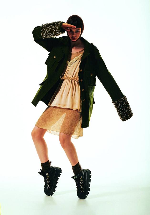 Cazadora militar de sarga con tachuelas, vestido, gorra y botas de piel, todo de Miu Miu.