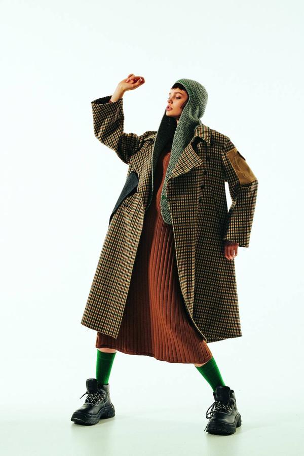 Abrigo de lana, gorro de punto, calcetines y botas de cuero, todo de Maison Margiela. El vestido de punto de lana merino, de Purotatto.