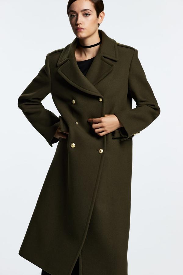 Aunque esta semana no vamos a sacar el abrigo del armario, dentro de nada se convertirá en la prenda estrella. Este de color caqui con doble botonadura será el comodín del resto de la temporada. Abrigo de lana largo de Zara (119 euros) 