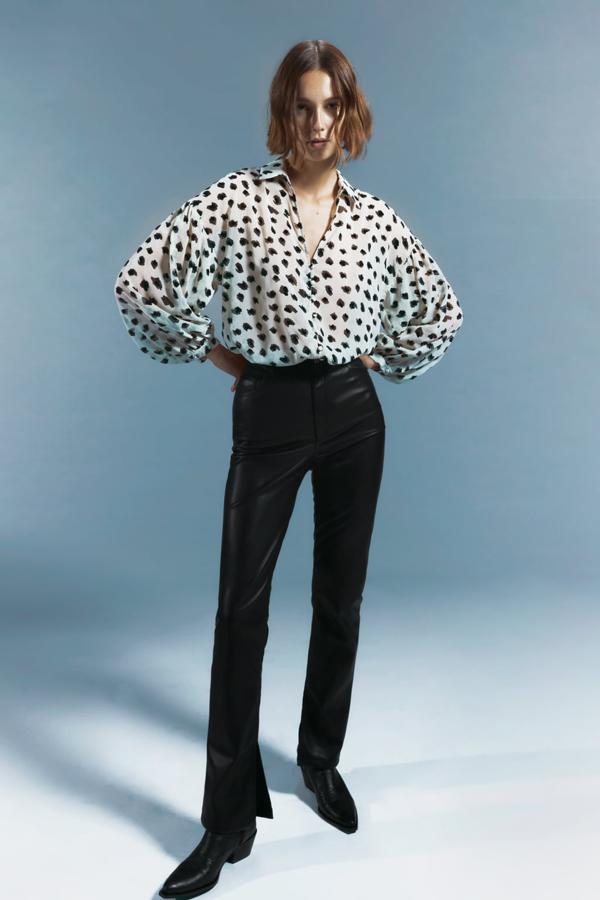 Las blusas estampadas son la prenda perfecta para hacer la transición entre el entretiempo y el otoño más frío. Este diseño de Zara es uno de los más bonitos del momento. Blusa con mangas abullonadas de Zara (29,99 euros)