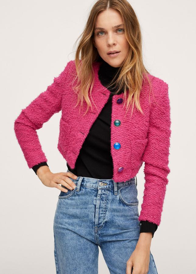 Mango también tienen novedades en su sección de chaquetas. De un vistoso tono rosa, corta y con unos originales botones de colores. Chaqueta de tweed de Mango (59,99 euros). 