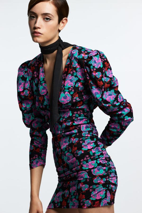 Otro de los diseños más originales de la semana es este vestido de Zara. Con estampado de flores, mangas abullonadas y extra corto. Mini vestido de Zara (29,99 euros). 