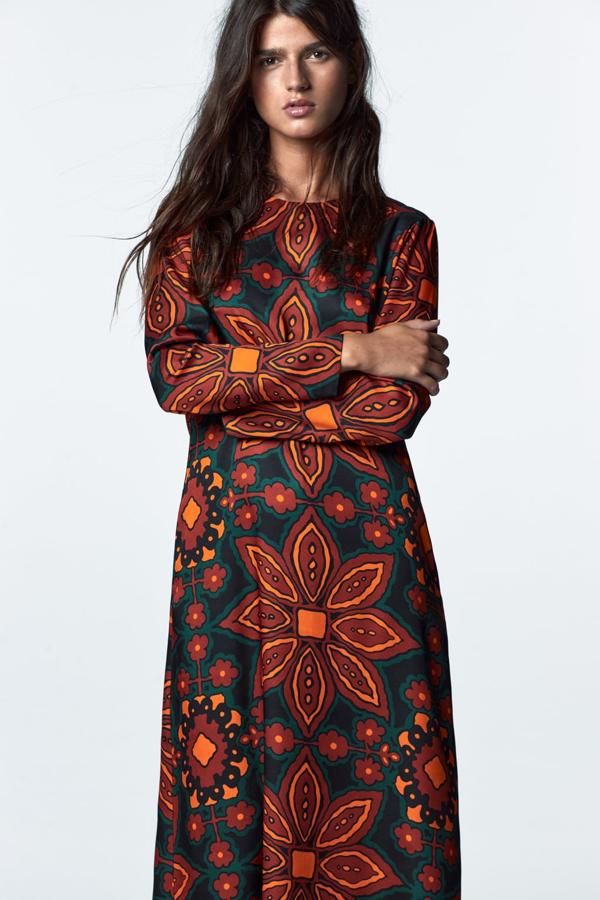 Y terminamos la selección de la semana con un vestido midi con un estampado maravilloso. Un diseño que podrás estrenar ahora y llevar todo el invierno con botas altas. Vestido estampado con flores de Zara (39,99 euros). 
