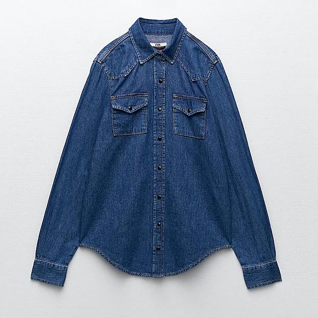 Imagen principal - Blazer negra 99,95 euros / Camisa denim 29,95 euros / Jeans tailored 39,95 euros