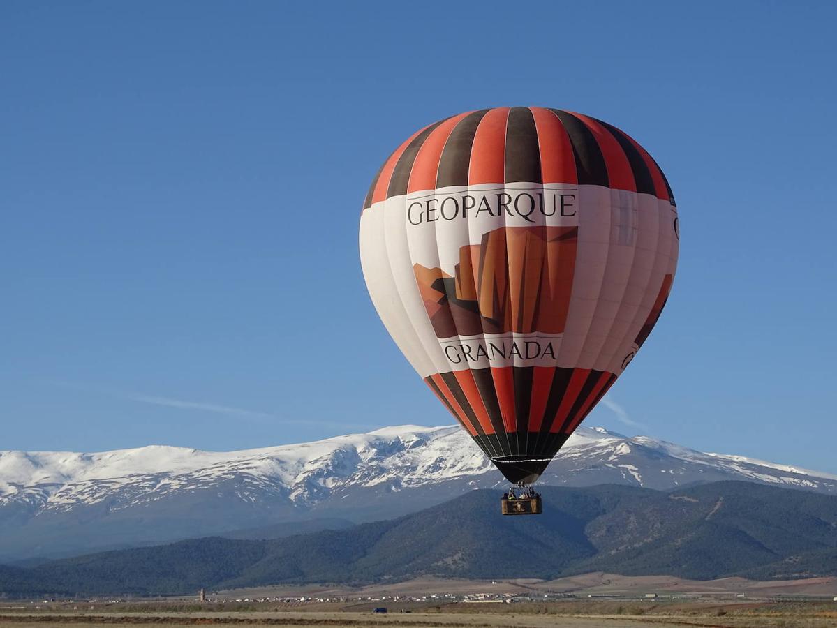 Al amanecer, con los primeros rayos de sol, los globos suben hasta alcanzar los 2.000 metros de altitud, mientras la luz va iluminando la catedral, la alcazaba y el barrio de las cuevas de Guadix. Una experiencia fascinante, en uno de los paisajes más espectaculares del norte de Granada, declarado patrimonio de la UNESCO. Un recorrido para descubrir cárcavas, cañones, cuevas, formaciones calizas y valles, en las comarcas de Baza, Guadix, Montes y Huéscar, con Sierra Nevada y la Sierra de Cazorla al fondo. (gloventosur.com y geoparquedegranada.com).