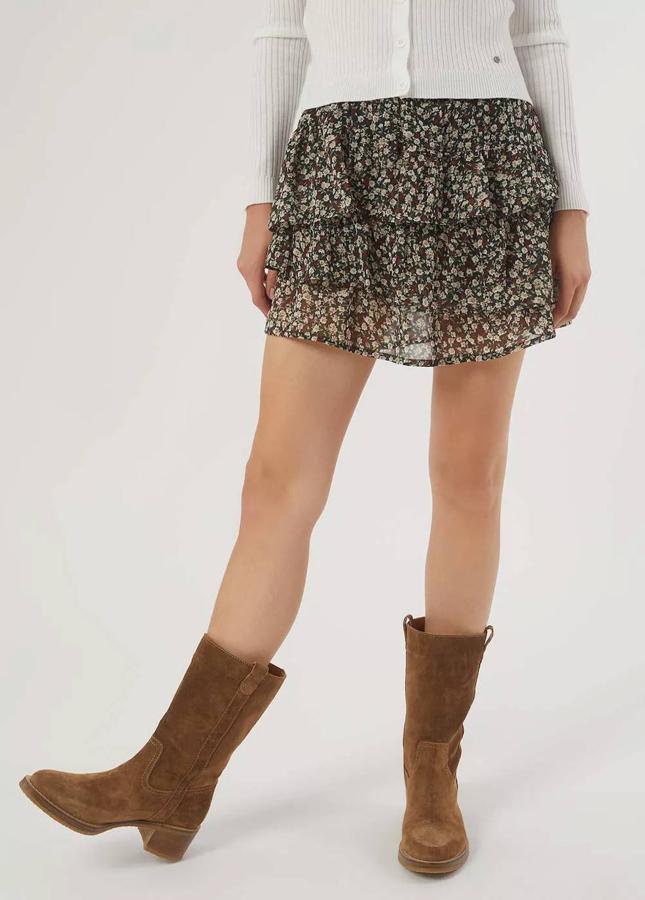 ¿Te gustan los estampados florales? Entonces esta falda de la firma española Brownie es para ti. Se trata de un modelo con vuelo que tiene varios volantes. Cuesta 45,90 €.