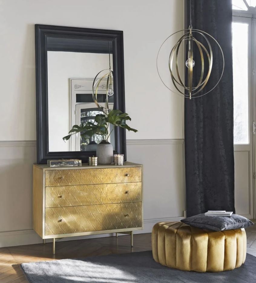 Esta cómoda aparador en color dorado, perfecta para el dormitorio, el salón, el comedor o el recibidor (749 euros).