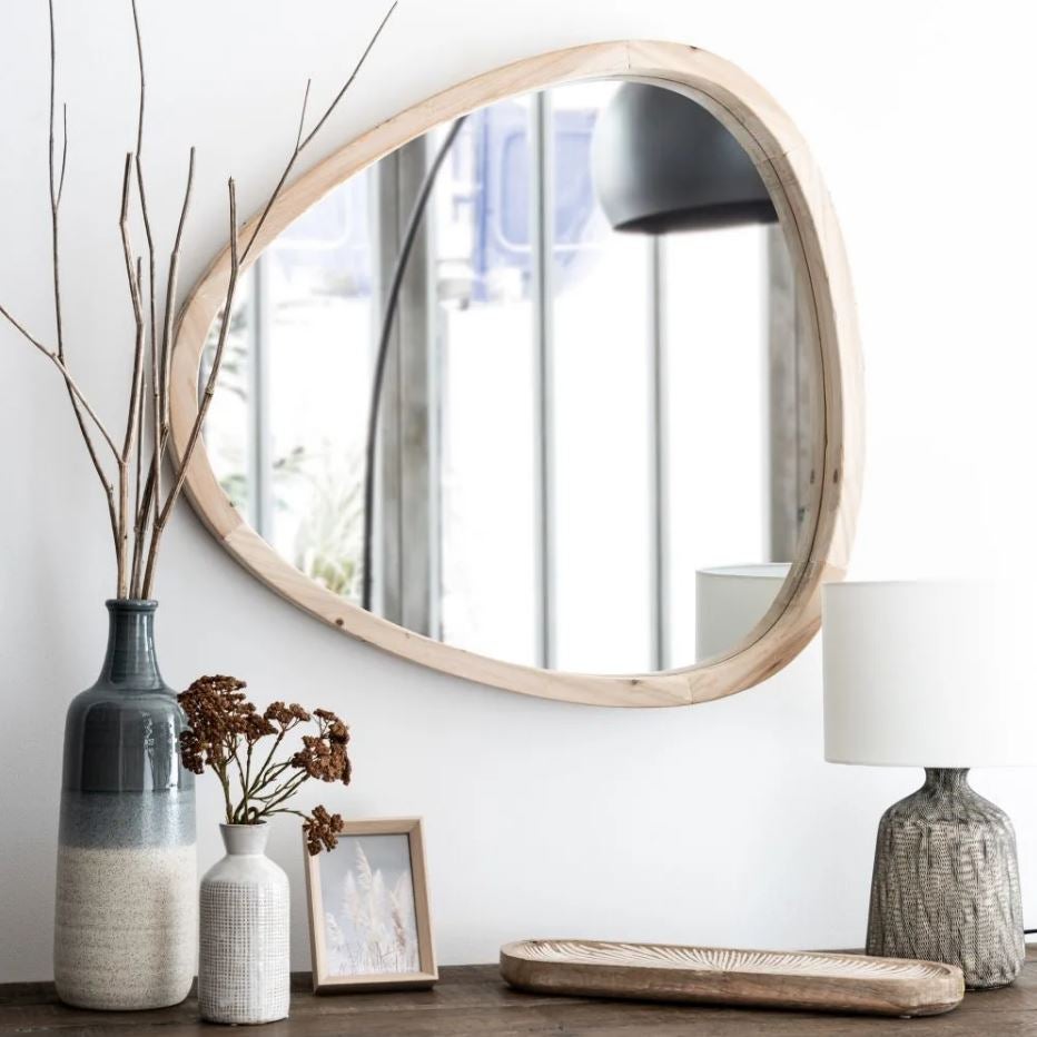 Este espejo de madera de abeto natural con diseño minimalista (79.99 euros).