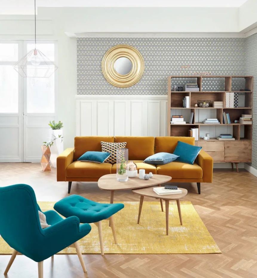 Esta mesa auxiliar de inspiración vintage en madera natural (149 euros).