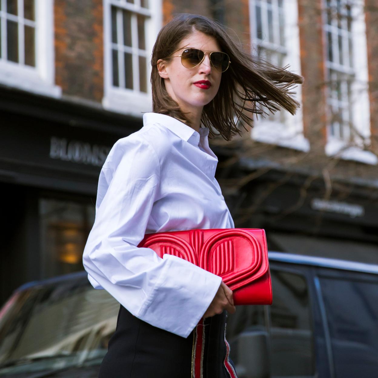 Pincha en la imagen para descubrir las camisas ideales para tus looks con la prenda tendencia de la temporada, los leggings. 