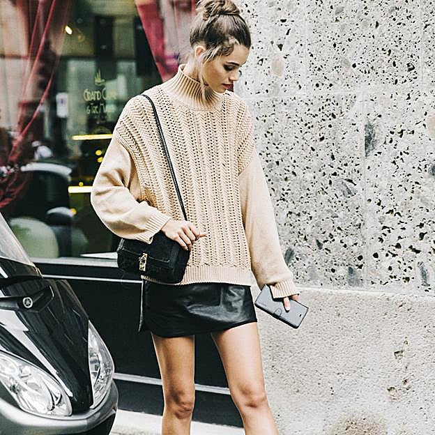 Imagen principal - 1. Una minifalda efecto cuero no puede faltar en ningún armario este otoño. Llévala con tu jersey de punto favorito y botas altas. 2. Aunque durante años han estado relegados a la categoría de combinación imposible, el azul marino y el negro están condenados a entenderse. 3. La mini falda más básica y más ponible del otoño es este diseño de Zara. 