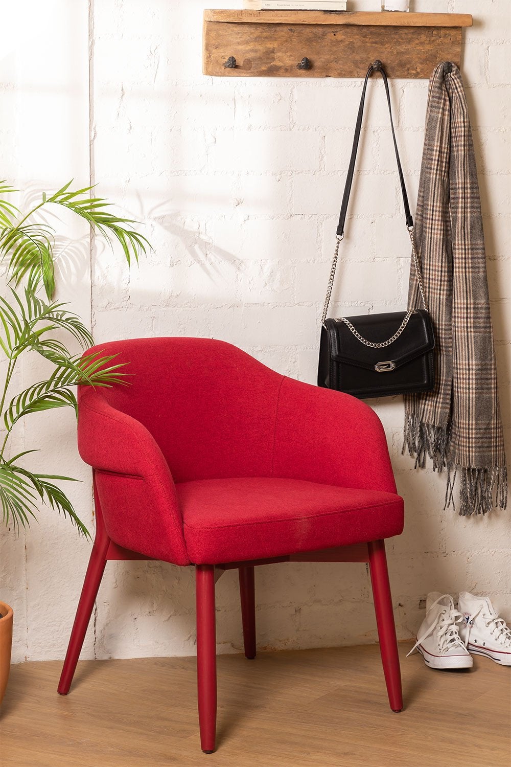 Un toque de color y diseño para tu rincón favorito de la casa con esta butaca con brazos, cómoda y funcional, que cuesta 139.95 euros en Sklum.