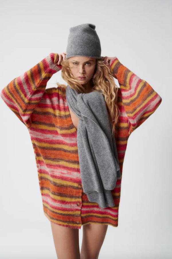 Tonos naranjas, rosados y mostaza para este cárdigan largo de Zara confeccionado con tejido en mezcla de lana y alpaca que tiene escote de pico y mangas largas. Cuesta 39,95 euros y se ha agotado en todas las tallas en la tienda online de la firma. 