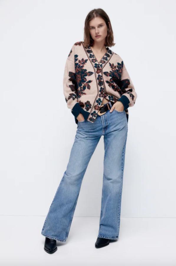 En tonos rosados, marrones y azules, este cárdigan de Zara con estampado jacquard y escote de pico tiene mangas largas y cierre frontal de botones. Tiene un precio de 29,95 euros y solo queda en la talla M. 