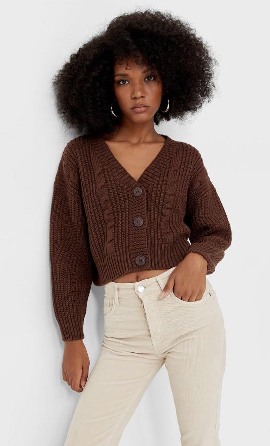 El diseño también es importante y en Stradivarius han apostado por unas bonitas trenzas para este cárdigan que podemos encontrar en beige, blanco, rosa, marrón y caqui. Con escote de pico y mangas largas, tiene acabados en rib y cierre frontal de botones. Podemos encontrarla entre las tallas XS y XL por 19,99 euros. 