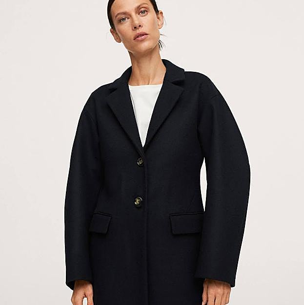 Imagen principal - Un traje de chaqueta crema, un abrigo azul noche y un vestido negro: la nueva colección de Mango con esta influencer escandinava tiene los básicos de oficina perfectos