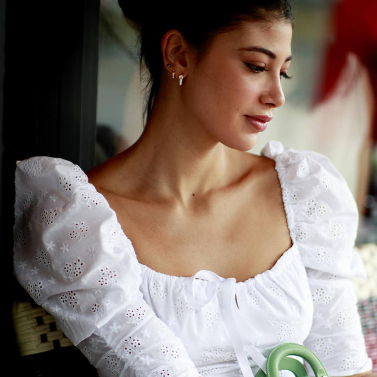 Pincha en la foto para ver las camisas de Uterqüe que van poner color a tus looks