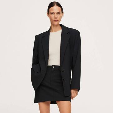 Imagen secundaria 1 - Un traje de chaqueta crema, un abrigo azul noche y un vestido negro: la nueva colección de Mango con esta influencer escandinava tiene los básicos de oficina perfectos