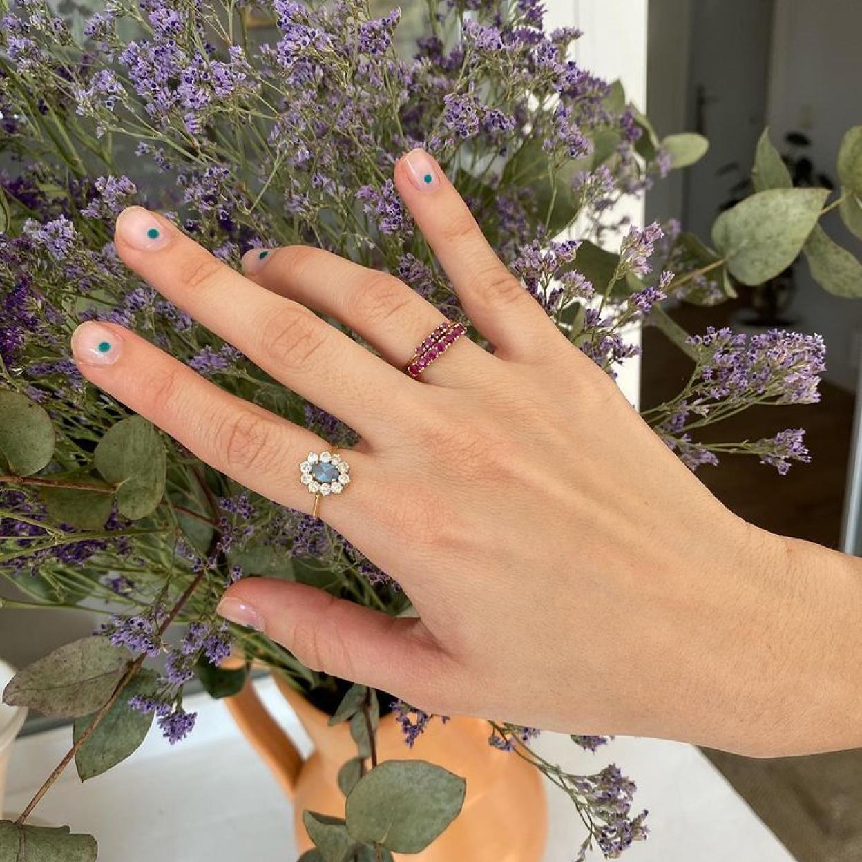 Pincha en la imagen para ver las manicuras más bonitas y originales (y fáciles de hacer) que rejuvenecen y estilizan las manos.