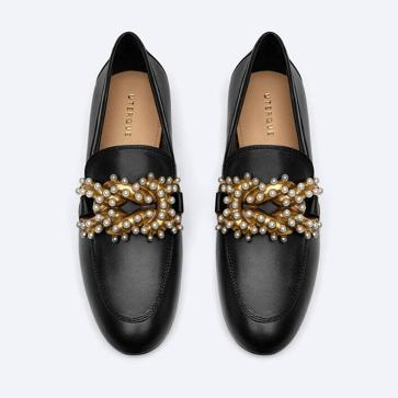 Imagen secundaria 1 - Las perlas conquistan el armario de esta temporada y estas prendas y accesorios de Uterqüe demuestran que es el adorno más elegante para elevar tus looks