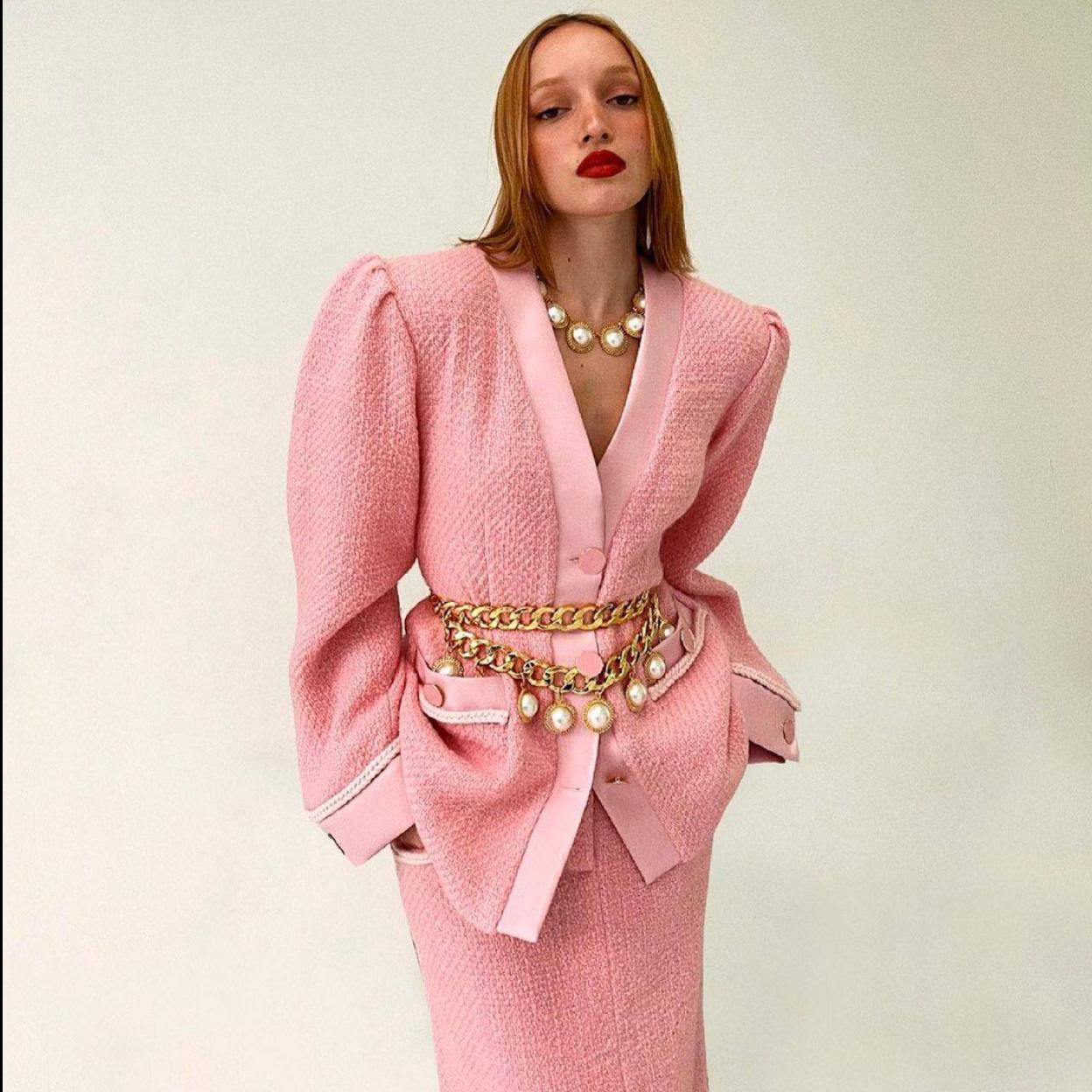 Pincha en la imagen para ver Chaquetas, conjuntos, vestidos: Este otoño tu armario se llena de tweed y las prendas más elegantes están en Zara, Uterqüe y Mango