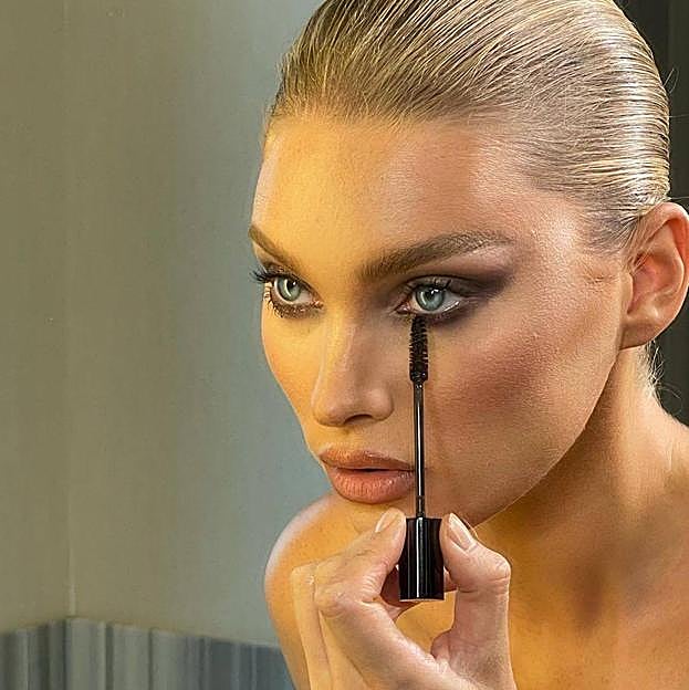 Esta máscara de pestañas con biotina deja una mirada de infarto, con longitud de mariposa y mucho volumen, a la vez que hace crecer tus pestañas