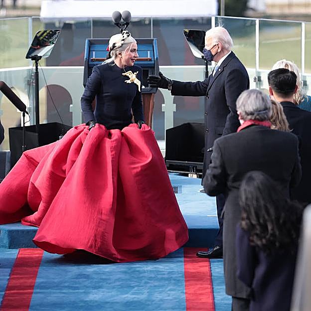 Imagen principal - Daniel Rosberry, director artístico de Schiaparelli : «A veces la industria de la moda puede ser una gran farsante»