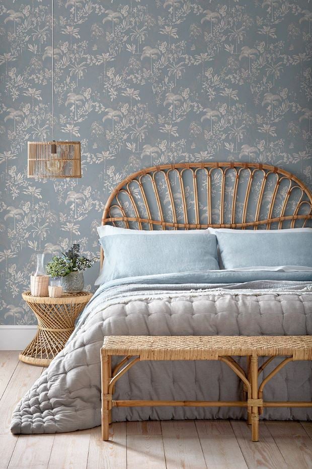 Añade un toque muy elegante y romántico a tu dormitorio con una pared revestida de papel pintado como este de El Corte Inglés (39.90 euros el rollo).