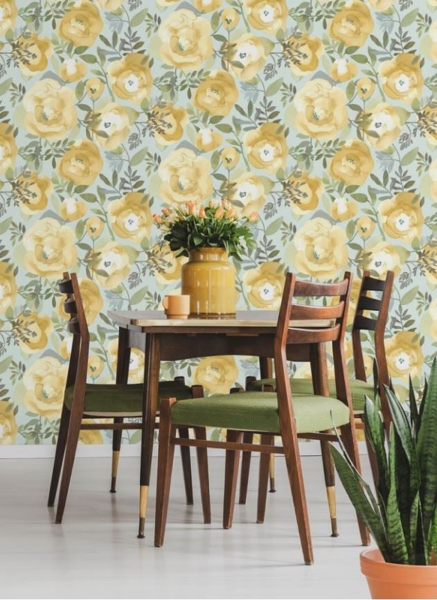 ¿Puede ser más maravilloso este comedor de estilo vintage decorado con papel pintado de flores? Es de Gaulan, y cuesta 69 euros el rollo.