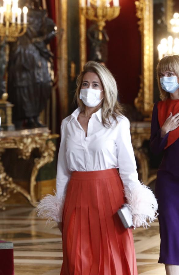 Raquel Sánchez con  la famosa camisa con plumas de Zara  y una falda midi plisada.