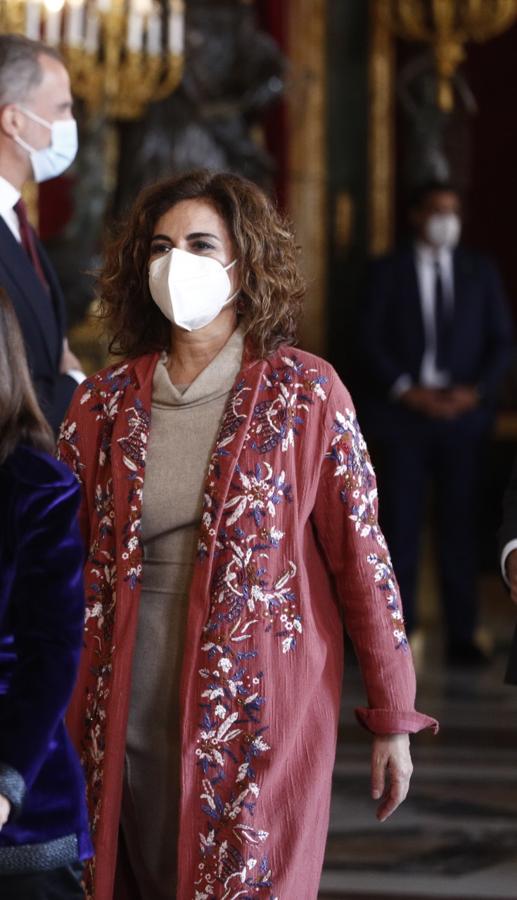 María Jesús Montero con un kimono granate con bordados florales.